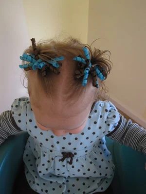 If you're tired of the same boring, store-bought stuff, try making your own Handmade hair accessories! Here're 30 of the best headbands, clips, bobbies and more. 30 Adorable Handma