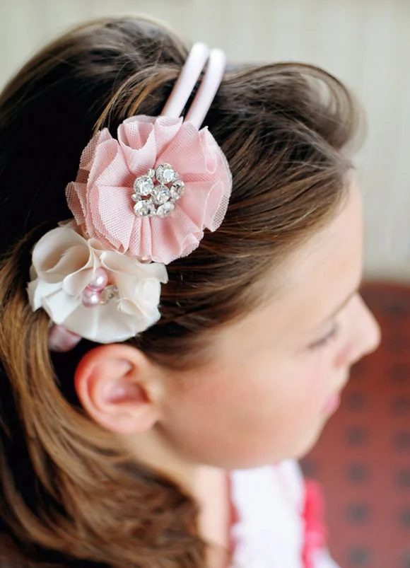 If you're tired of the same boring, store-bought stuff, try making your own Handmade hair accessories! Here're 30 of the best headbands, clips, bobbies and more. 30 Adorable Handma