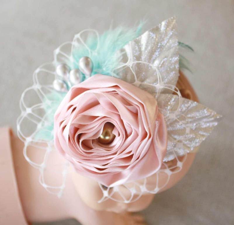If you're tired of the same boring, store-bought stuff, try making your own Handmade hair accessories! Here're 30 of the best headbands, clips, bobbies and more. 30 Adorable Handma