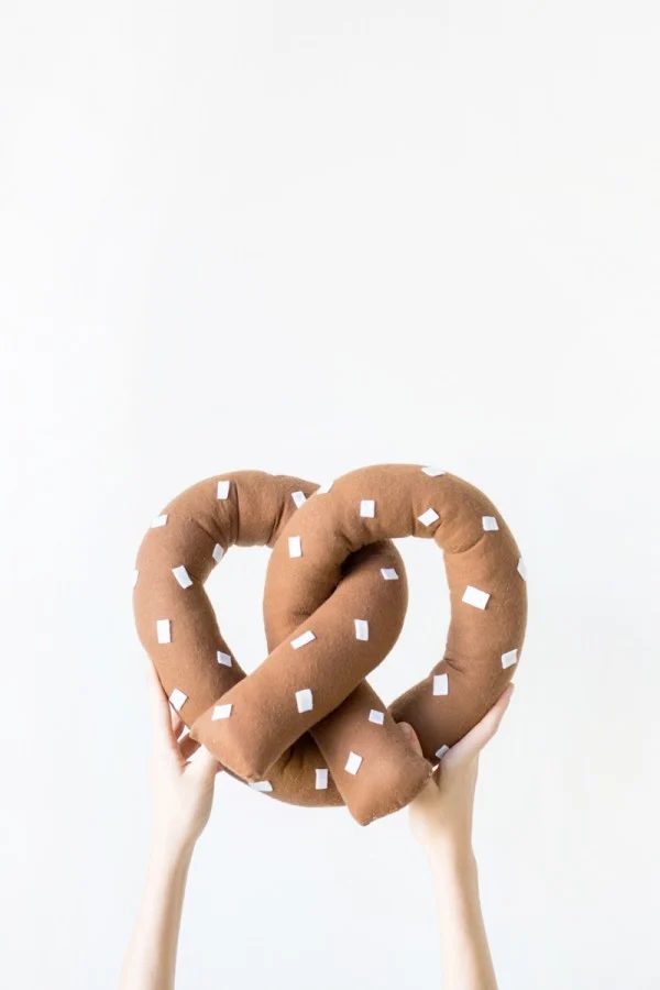 Tweens are sometimes hard to find gifts for. Rather than buy one make one with these 30 Christmas gifts to make your Tween featured on Bekob.com