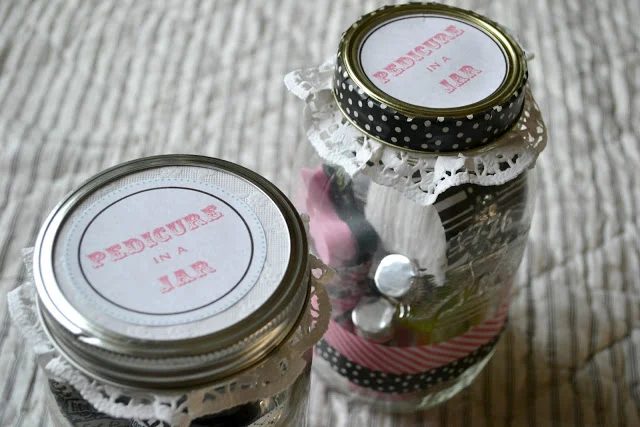 Tweens are sometimes hard to find gifts for. Rather than buy one make one with these 30 Christmas gifts to make your Tween featured on Bekob.com