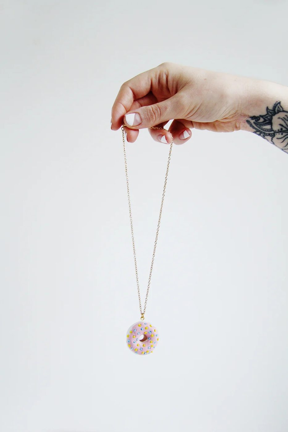 Tweens are sometimes hard to find gifts for. Rather than buy one make one with these 30 Christmas gifts to make your Tween featured on Bekob.com