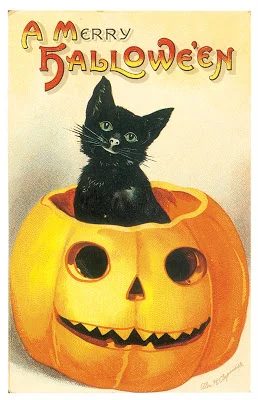 Add something fun and unique to your Halloween decor with one of these 30+ Free Printable Vintage Halloween Images featured on Bekob.com