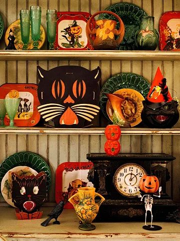 Add something fun and unique to your Halloween decor with one of these 30+ Free Printable Vintage Halloween Images featured on Bekob.com