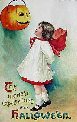 Add something fun and unique to your Halloween decor with one of these 30+ Free Printable Vintage Halloween Images featured on Bekob.com