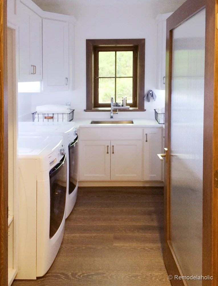 White and wood toned laundry room. Fabulous Laundry room design options from @Bekob