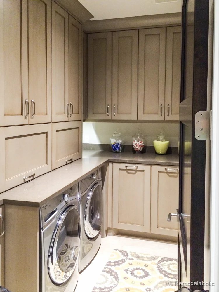 Tall cabinets add extra storage to this laundry room. Fabulous Laundry room design options from @Bekob