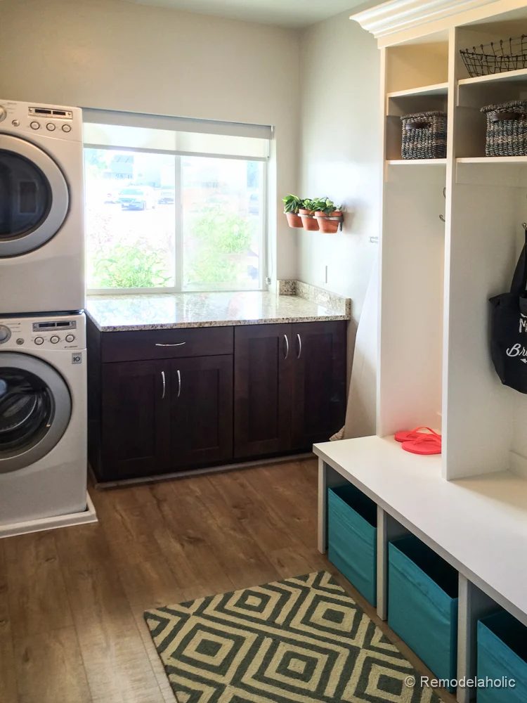 A great use of space in this mudroom and laundry room combo. Fabulous Laundry room design options from @Bekob