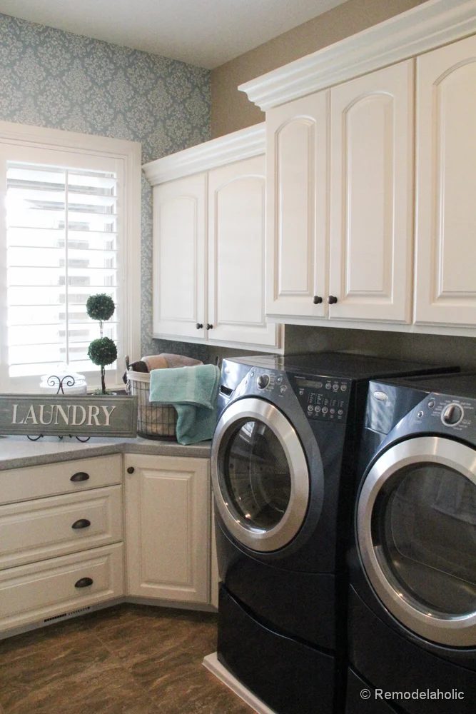 Add an accent wall with wallpaper in the laundry room for a pop of pattern. Fabulous Laundry room design options from @Bekob