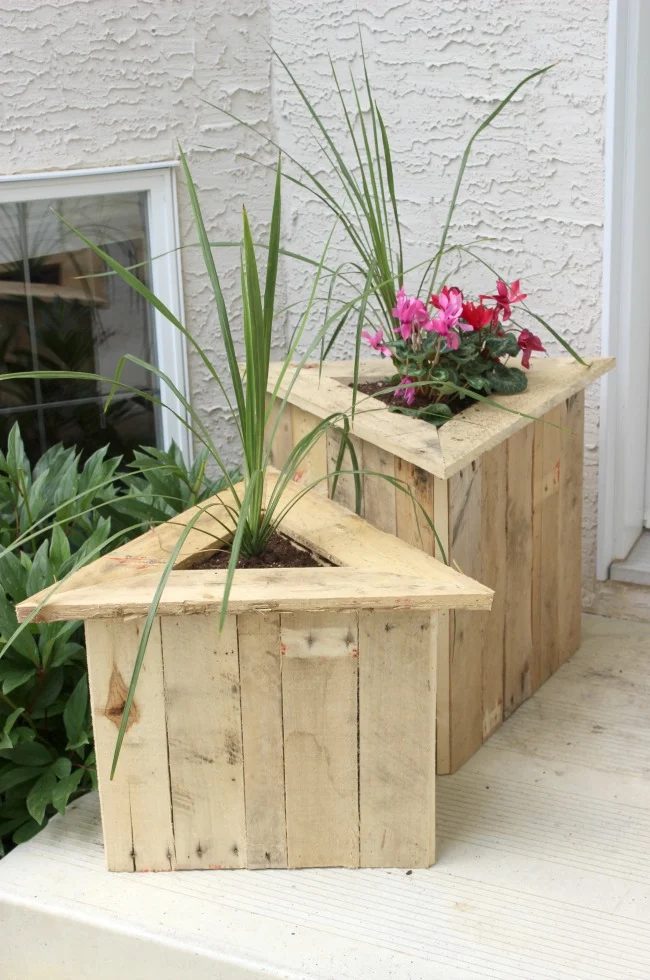 triangle-planters-build-plans-love-create-celebrate