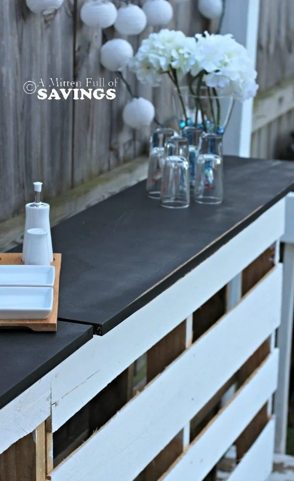 handmade-patio-bar-out-of-wood-pallets