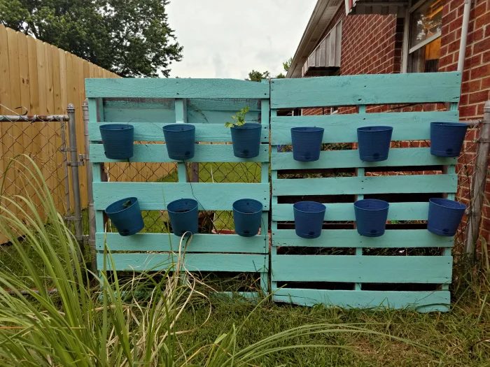 pallet-fence-with-planter-pots