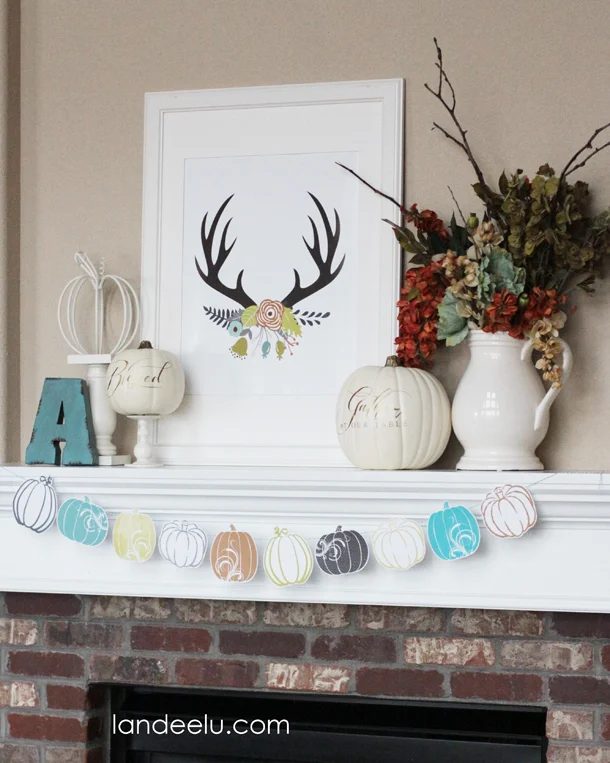 Take your decor from Fall to Thanksgiving by changing a couple of things and using this inspiration. 30 well fitted Thanksgiving Mantels Featured On Bekob.com