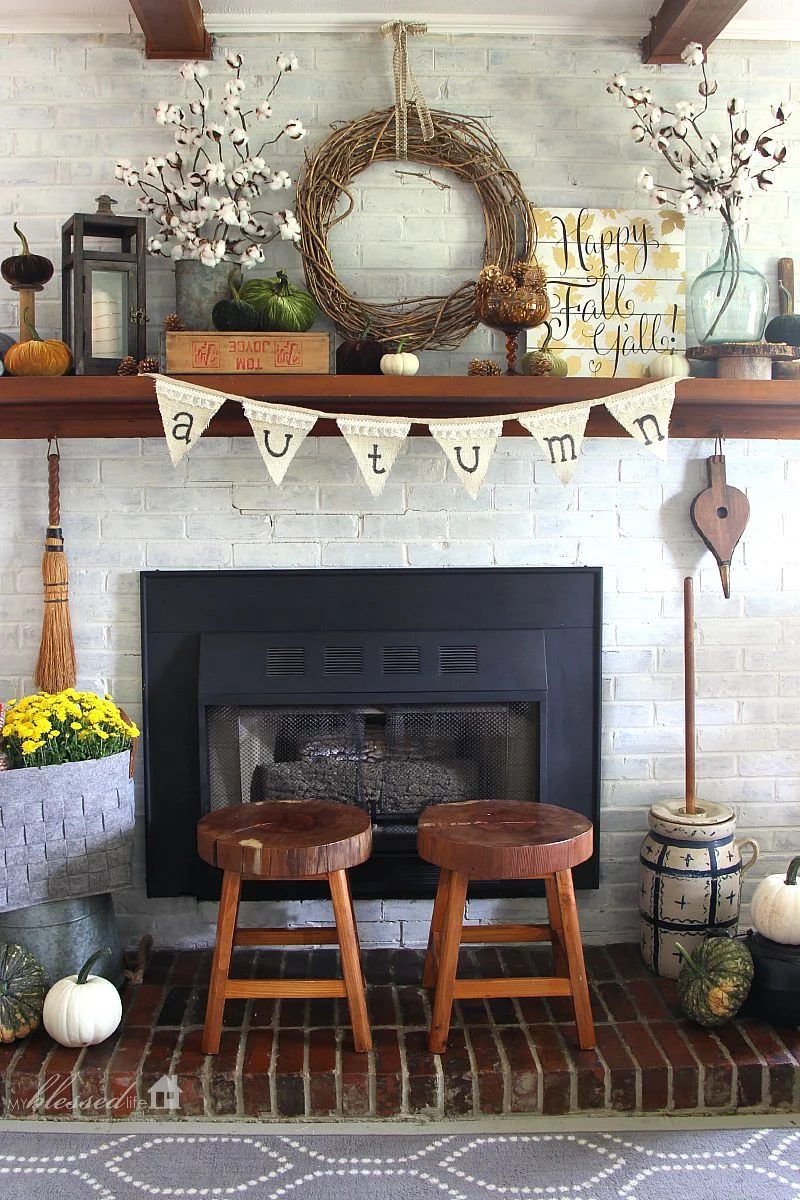 Take your decor from Fall to Thanksgiving by changing a couple of things and using this inspiration. 30 well fitted Thanksgiving Mantels Featured On Bekob.com