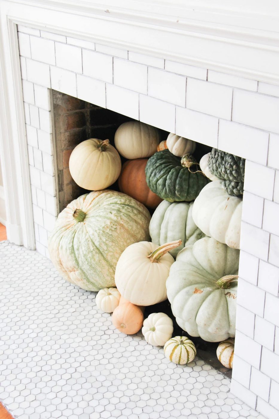 Take your decor from Fall to Thanksgiving by changing a couple of things and using this inspiration. 30 well fitted Thanksgiving Mantels Featured On Bekob.com