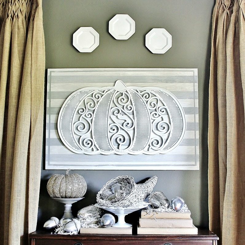 Take your decor from Fall to Thanksgiving by changing a couple of things and using this inspiration. 30 well fitted Thanksgiving Mantels Featured On Bekob.com