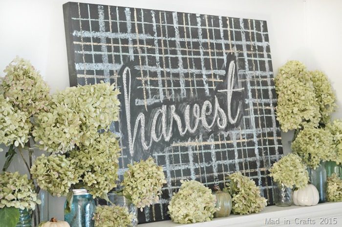 Take your decor from Fall to Thanksgiving by changing a couple of things and using this inspiration. 30 well fitted Thanksgiving Mantels Featured On Bekob.com