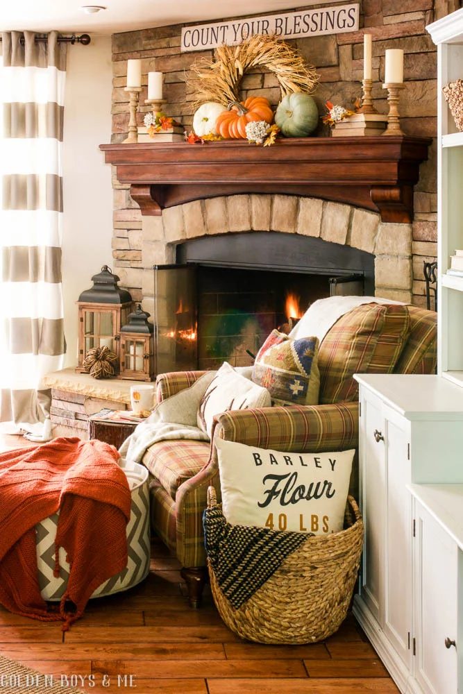 Take your decor from Fall to Thanksgiving by changing a couple of things and using this inspiration. 30 well fitted Thanksgiving Mantels Featured On Bekob.com