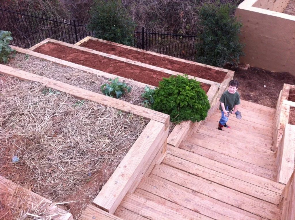 Both beginning and experienced gardeners love raised garden beds. Here are 30 cool options for raised garden beds, from the practical to the extraordinary. 30 Raised Garden Bed opt