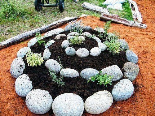 Both beginning and experienced gardeners love raised garden beds. Here are 30 cool options for raised garden beds, from the practical to the extraordinary. 30 Raised Garden Bed opt