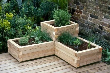 Both beginning and experienced gardeners love raised garden beds. Here are 30 cool options for raised garden beds, from the practical to the extraordinary. 30 Raised Garden Bed opt