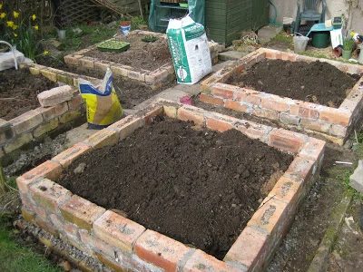 Both beginning and experienced gardeners love raised garden beds. Here are 30 cool options for raised garden beds, from the practical to the extraordinary. 30 Raised Garden Bed opt