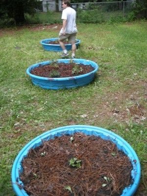 Both beginning and experienced gardeners love raised garden beds. Here are 30 cool options for raised garden beds, from the practical to the extraordinary. 30 Raised Garden Bed opt