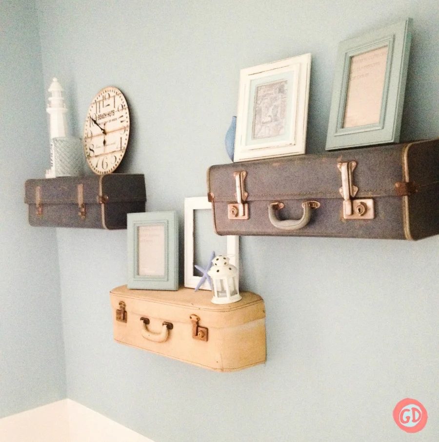 SUITCASE SHELVES FEATURE