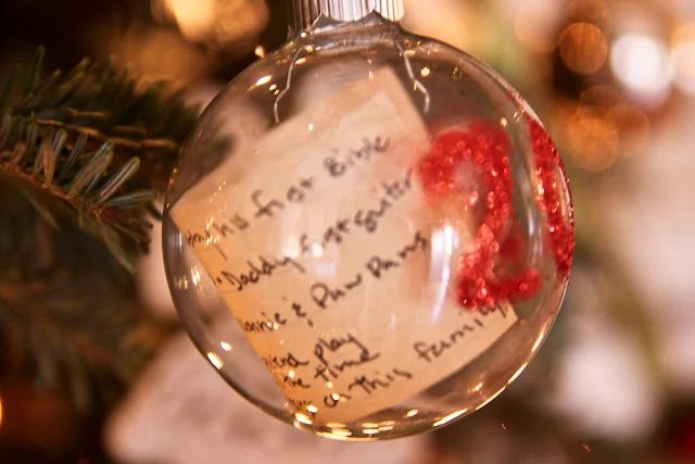 Time capsule Ornaments - Try these 35+ Handmade options for clear glass ornaments to add precious memories and lots of spirit to your Christmas tree! from @tipsaholic #ornaments #h