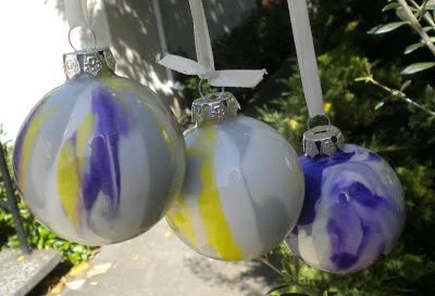 Paint Marbled Ornaments - Try these 35+ Handmade options for clear glass ornaments to add precious memories and lots of spirit to your Christmas tree! from @tipsaholic #ornaments #