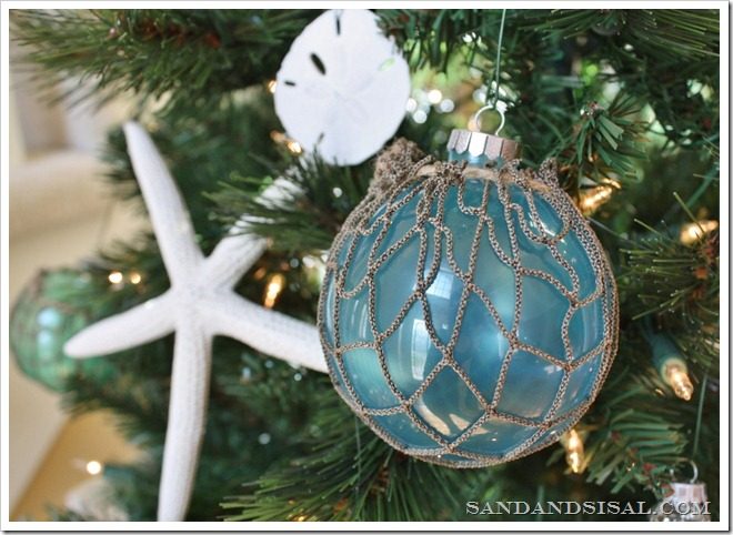 Float Ball Ornaments - Try these 35+ Handmade options for clear glass ornaments to add precious memories and lots of spirit to your Christmas tree! from @tipsaholic #ornaments #han