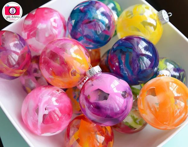 Crayon Marbled Ornaments - Try these 35+ Handmade options for clear glass ornaments to add precious memories and lots of spirit to your Christmas tree! from @tipsaholic #ornaments 
