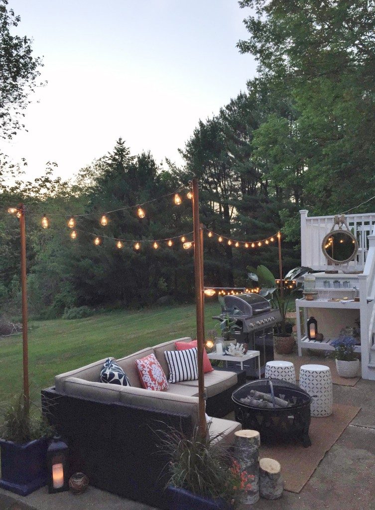 String lights are an inexpensive way to dress up so many areas in the home. Outdoor, indoor, dress them up and more. 36 Clever Ways to Use String Lights via Bekob.com