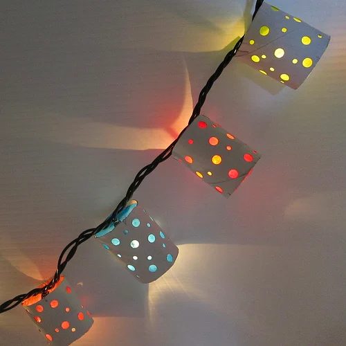 String lights are an inexpensive way to dress up so many areas in the home. Outdoor, indoor, dress them up and more. 36 Clever Ways to Use String Lights via Bekob.com