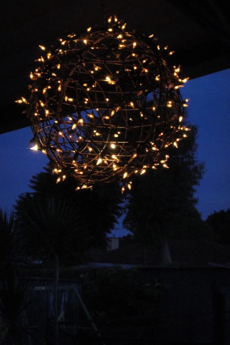 String lights are an inexpensive way to dress up so many areas in the home. Outdoor, indoor, dress them up and more. 36 Clever Ways to Use String Lights via Bekob.com