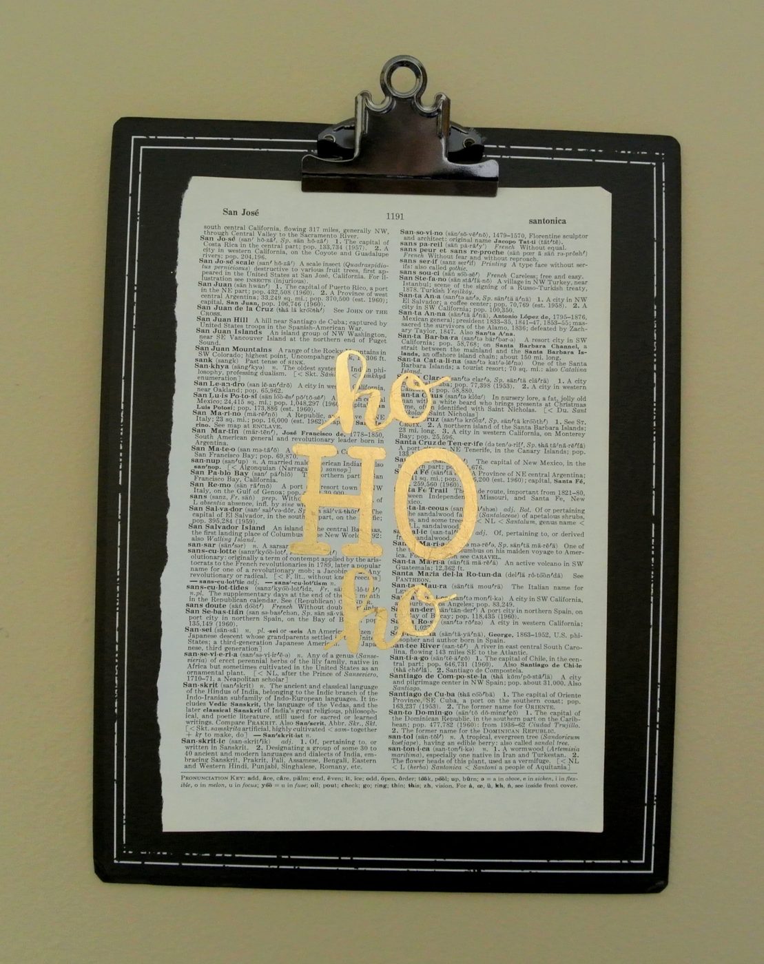 Cute and straightforward HO HO HO gold print! Make it yourself with gold leaf or use the free printables.