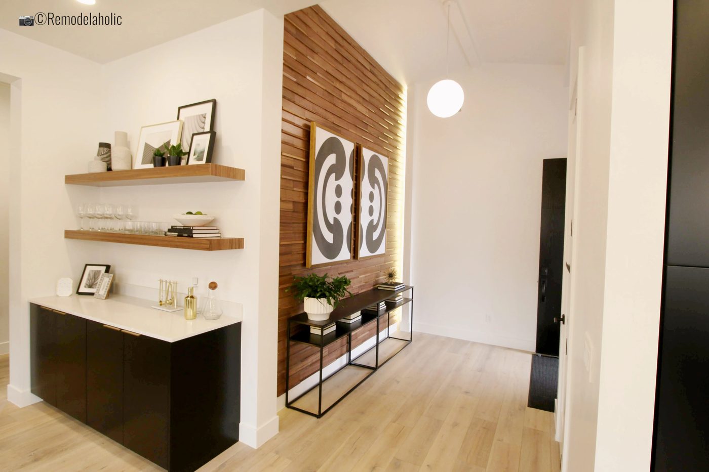 Entryway feature wall, SGPH 2019 House 09 Sullivan Homes, LLC, Photo by Bekob