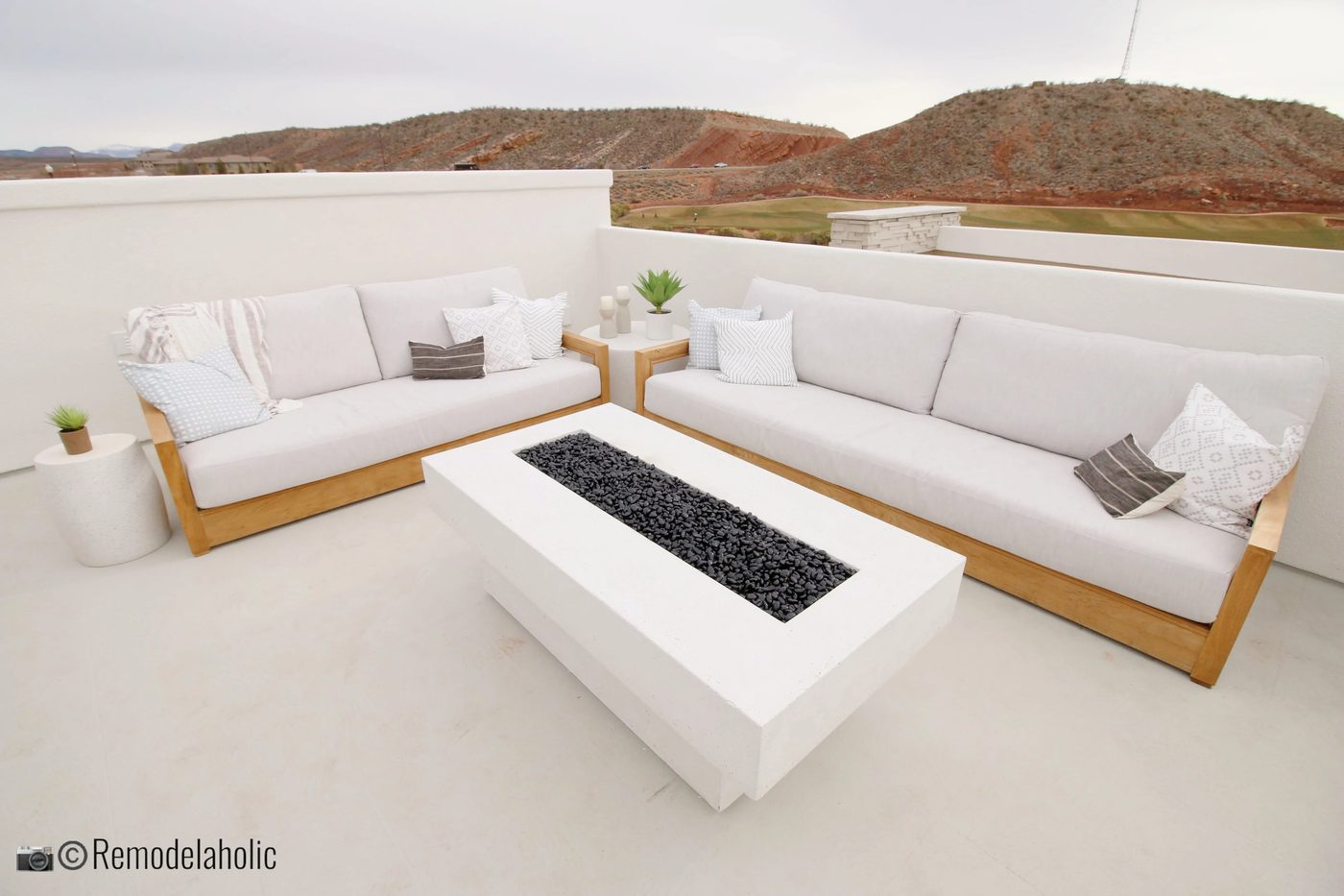 Two sofas in an L Shape for a striking outdoor dining area. SGPH 2019 House 03 Cole West Resorts LLC, Photo by Bekob