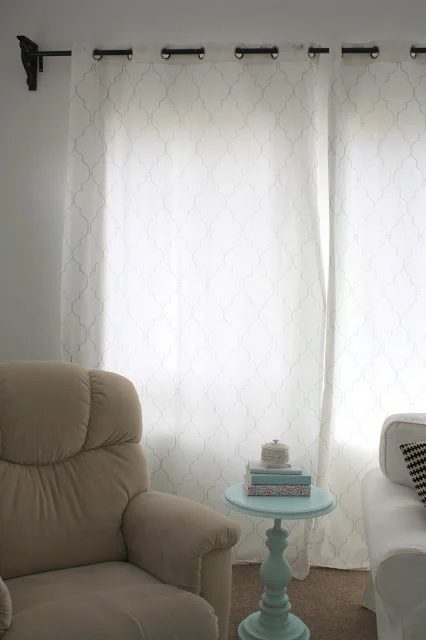 Nifty Thrifty Momma - stenciled quatrefoil curtains using paint marker pens - via Bekob