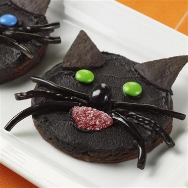 5 Handmade Halloween Treats | FOODIEaholic.com #recipe #cooking #baking #Halloween #holiday #Handmade #treats #desserts #cakes #cupcakes #cookies