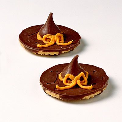 5 Handmade Halloween Treats | FOODIEaholic.com #recipe #cooking #baking #Halloween #holiday #Handmade #treats #desserts #cakes #cupcakes #cookies