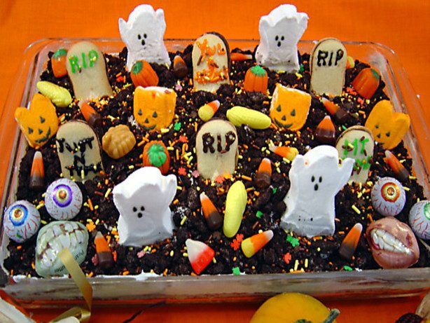 5 Handmade Halloween Treats | FOODIEaholic.com #recipe #cooking #baking #Halloween #holiday #Handmade #treats #desserts #cakes #cupcakes #cookies