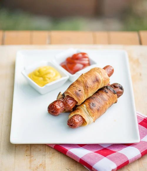 Not sure what meals to make on your next camping trip? Try these five straightforward and inexpensive camping dinners! 5 straightforward Recipes for Camping Dinners via @tipsaholic