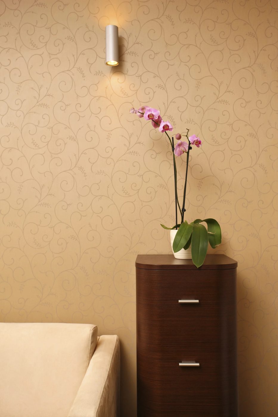 5 Ways to Decorate Your Walls With Paint Pens