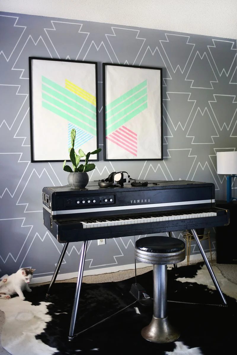 Sometimes a striking pattern on just one wall can bring a room from blah to vivid. Read on to learn about 5 ways to decorate your walls with paint pens! 5 Ways to Decorate Your Wal