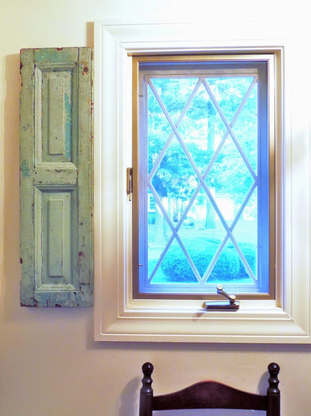 22 Applegate Lane - decorate with old shutters via @Bekob