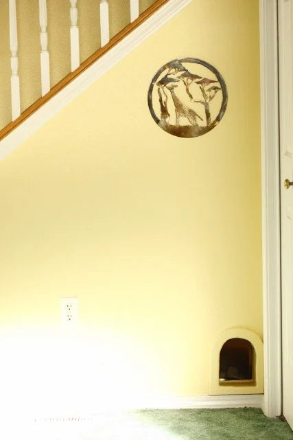 There’s one aspect of cat ownership that isn't much fun: finding a place for the litter box. 6 straightforward Ways to Hide Your Cat Litter Box via tipsaholic.com #cat #litterbox #