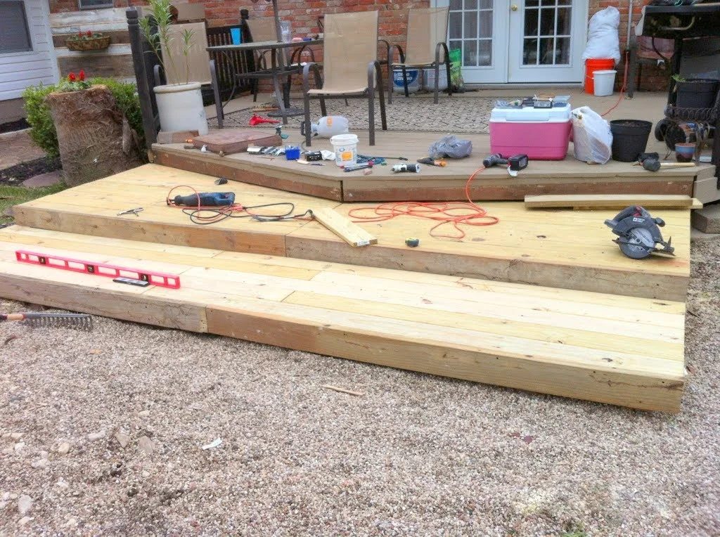 walkthrough for building a tiered wooden pallet deck, The Second Wind of Texas featured on Bekob