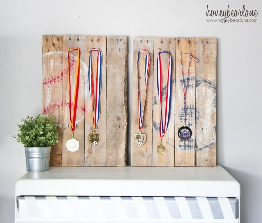 pallet-wood-metal-display-honey-bear-lane