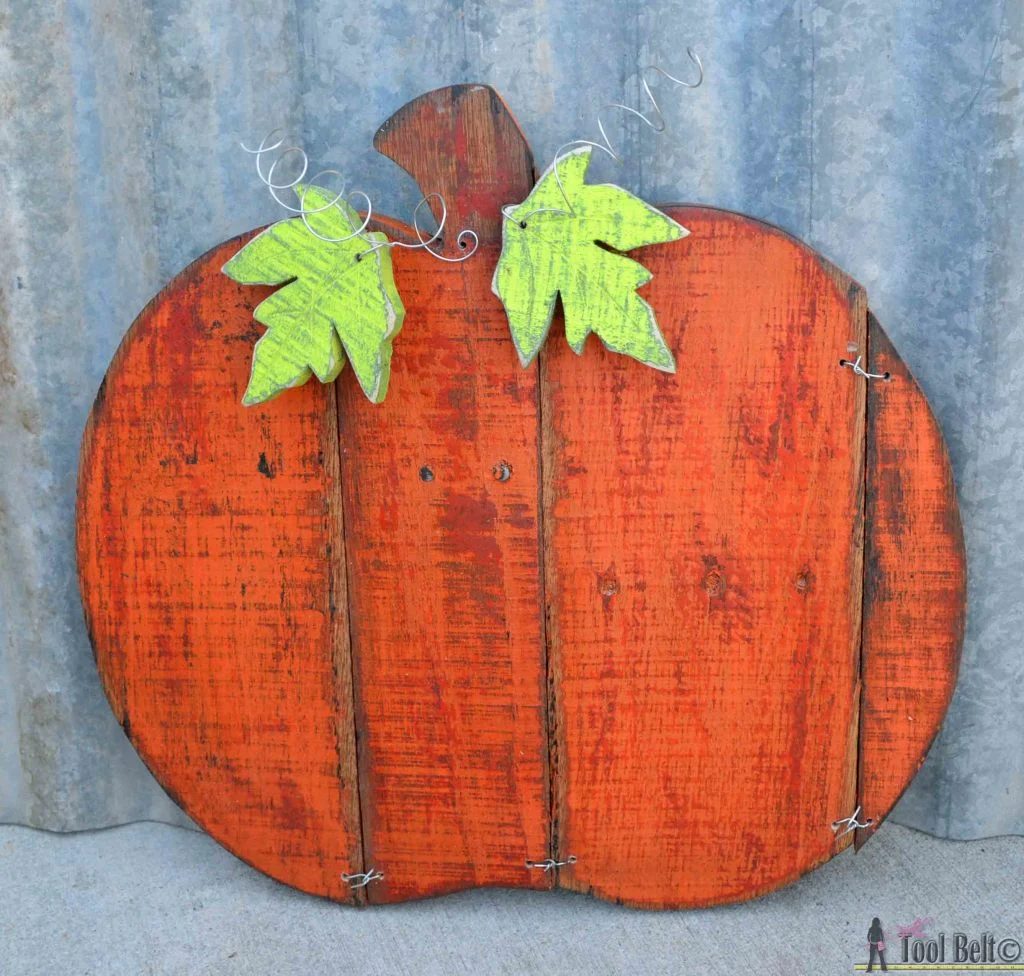 rustic-pallet-pumpkin-her-toolbelt